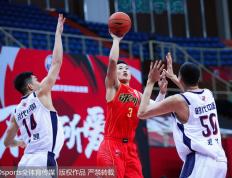 IM体育-广州队逆转四川队，布克带队取胜