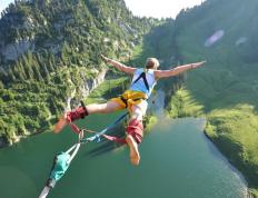 IM体育下载-末节之王！贝恩接管比赛，湖人险胜深圳队