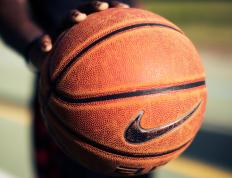 IM体育动画直播通道-当CBA遇上NBA，新疆队与马刺的跨洋对决，布克用完美表现书写唯一传奇