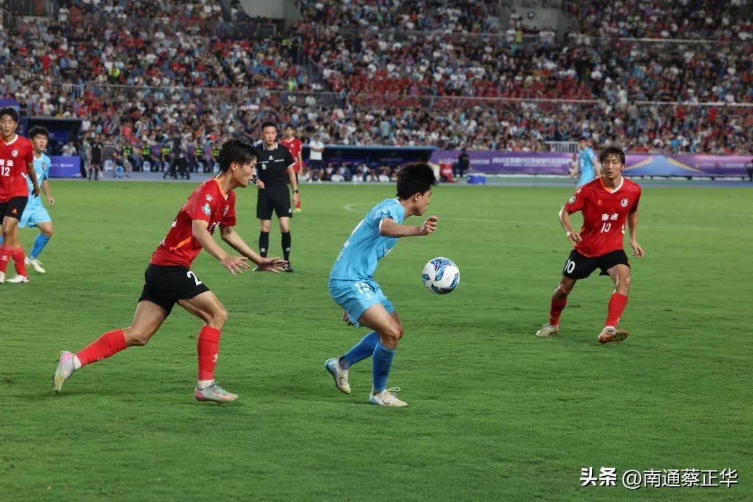 IM体育动画直播通道-激动人心的足球盛宴，球员拼尽全力