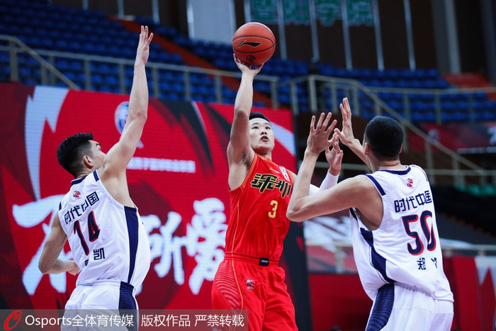 IM体育-广州队逆转四川队，布克带队取胜