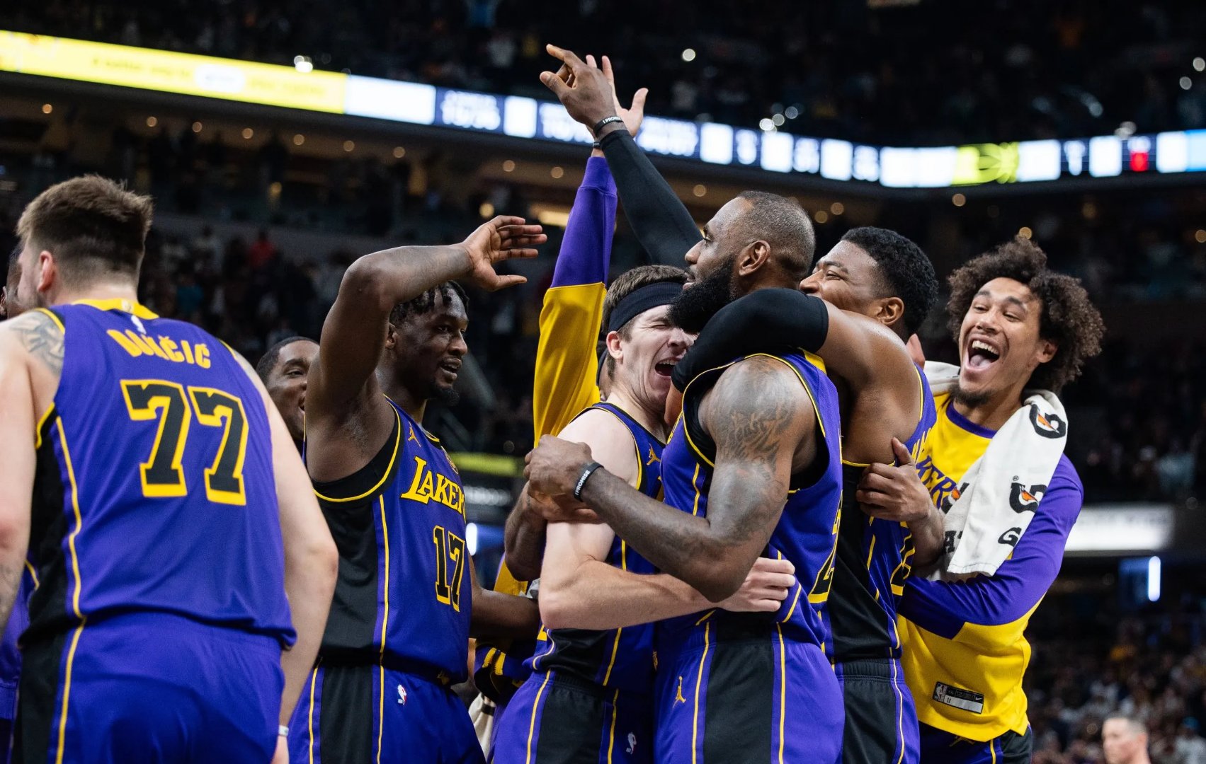 IM体育官方网站-上海队力克湖人，库里扛起全队