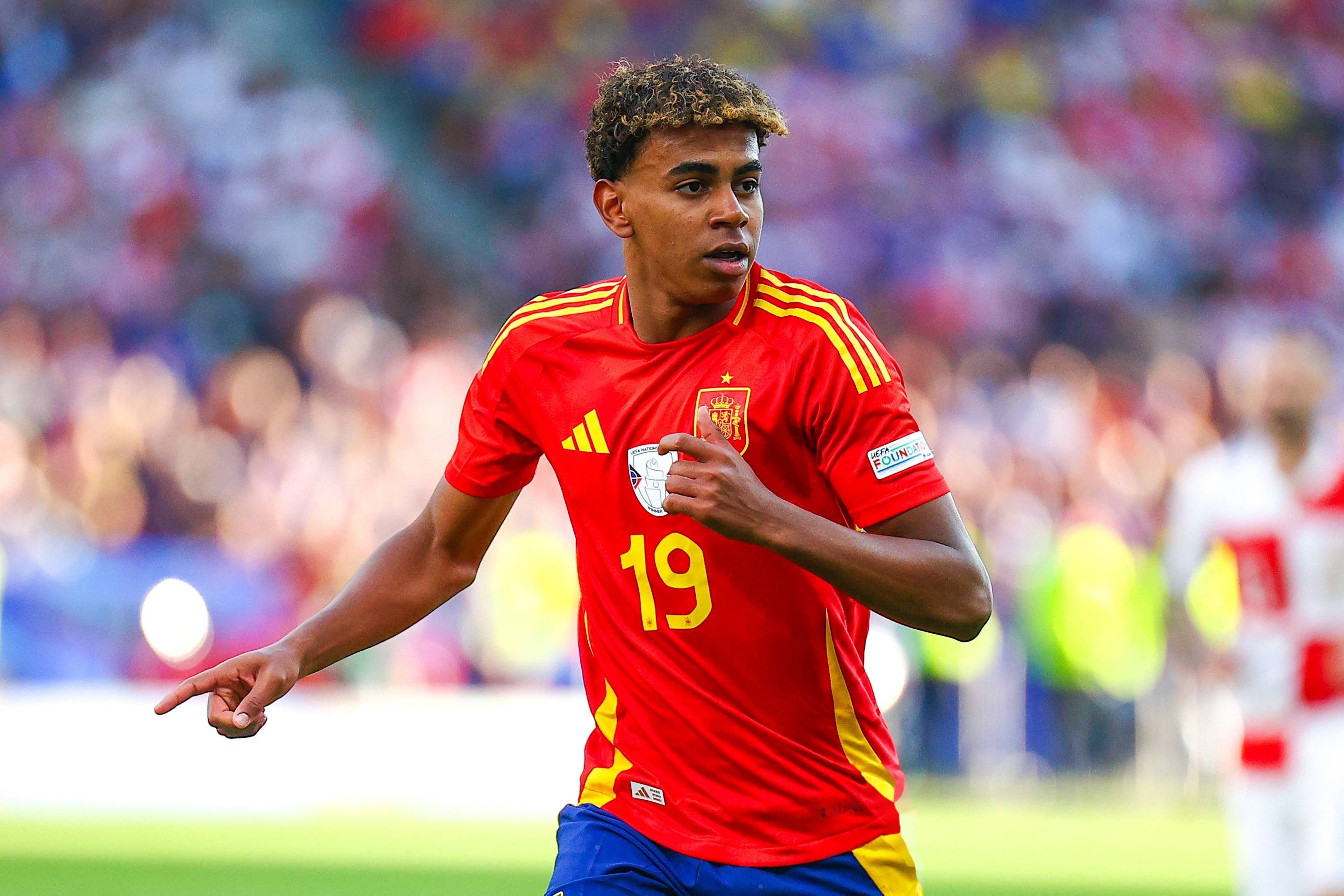 IM体育-西班牙完胜巴西，福登关键制胜的简单介绍