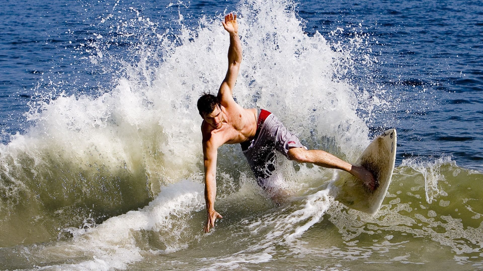 IM体育社区互动入口-从质疑到传奇，苏亚雷斯用实力打破沉默，波兰绝杀铸就国际米兰悲情夜